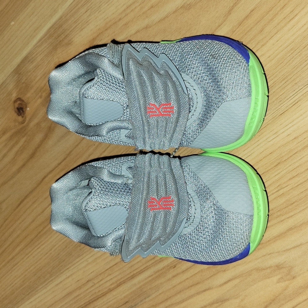 Nike Kyrie 5 Sneaker buzz light year